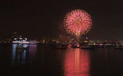 泰国芭堤雅举办烟花节提振旅游业