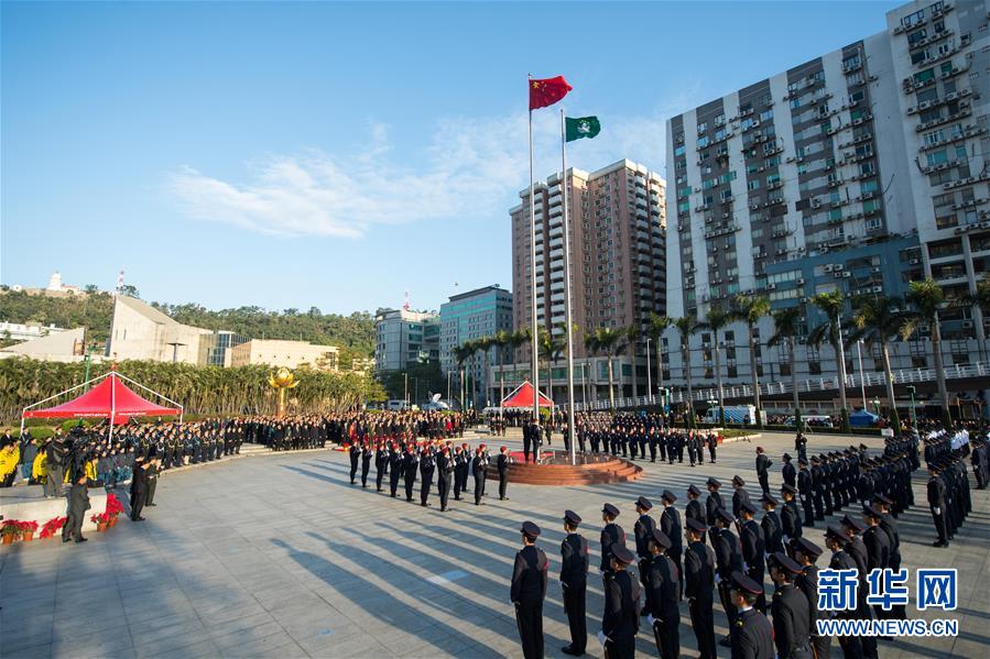 驻澳门部队举行升国旗仪式庆祝澳门回归祖国22周年