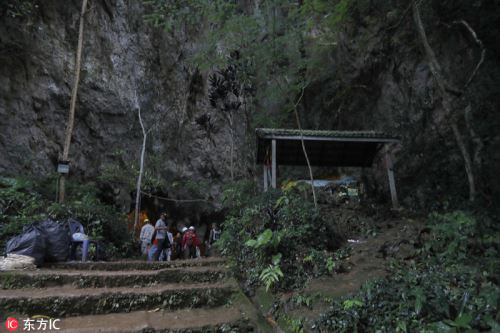 泰国一支青少年足球队洞穴探险失联 13人生死未卜