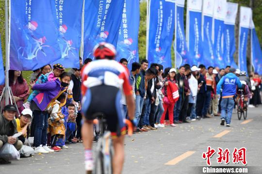 四川泸沽湖畔摩梭人：“环泸沽湖自行车赛像节日”