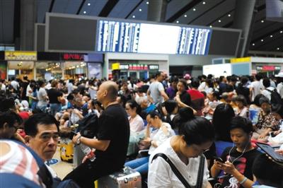 彩钢板撞击京沪高铁列车 致多车次停运