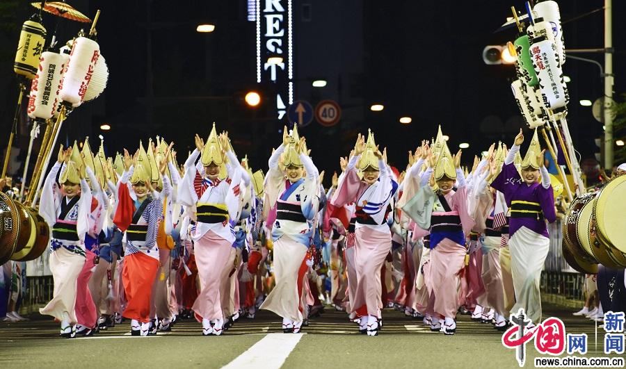 日本德岛“阿波舞节”开幕 表演者着浴衣唱跳场面壮观