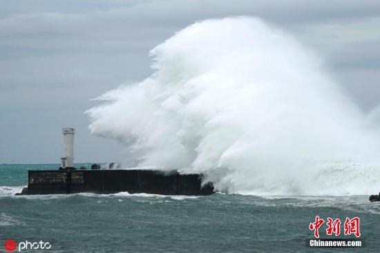 载中国船员货船在日本近海沉没：4人获救 8人失踪