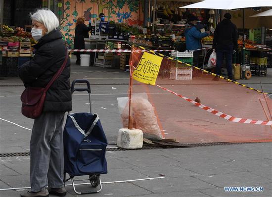 People wearing face masks shop for food at a market in Rome, Italy, on April 2, 2020. (Photo by Elisa Lingria/Xinhua)