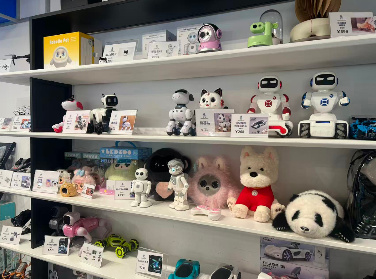 打卡全球首家機器人6S店 華文媒體高層見證「未來已來」