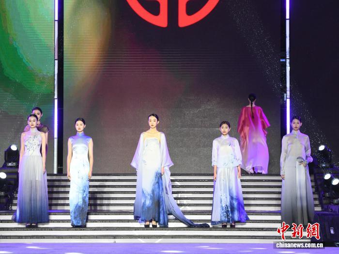 重庆：模特身着丝绸服饰走秀 露天秀场尽显中国丝绸之美