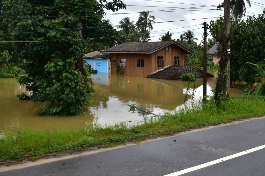 泰国15府遭遇严重洪灾 已致13人死亡