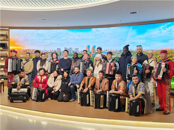 十国网红伊犁行： 讲述跨越肤色与国界的眷恋