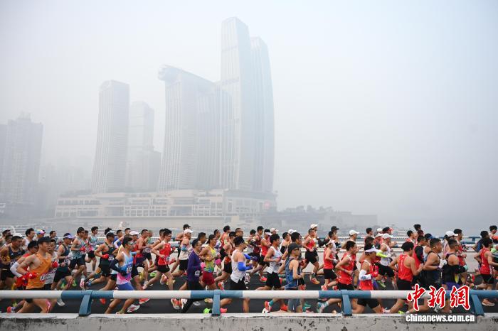 中国“00后”小将刷新重庆马拉松国内纪录